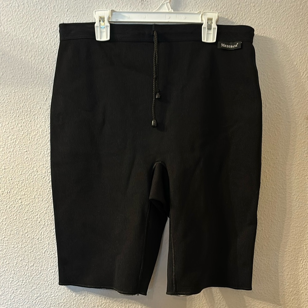Medisana black insulated shorts size is missing